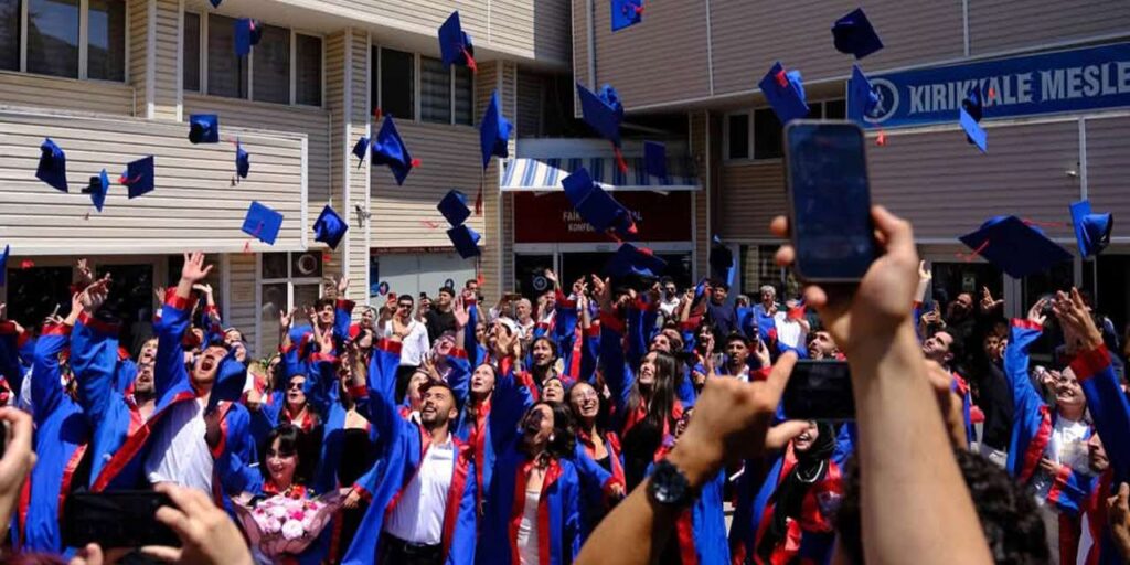 kirikkale-universitesi-spor-bilimleri-fakultesinde-mezuniyet-coskusu:-sampiyonlar-diplomalarini-aldi!