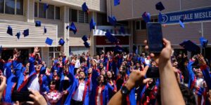 Kırıkkale Üniversitesi Spor Bilimleri Fakültesinde mezuniyet coşkusu: Şampiyonlar diplomalarını aldı!