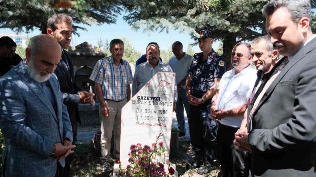 trafik-kazasinda-hayatini-kaybeden-genc-gazeteci-mezari-basinda-anildi