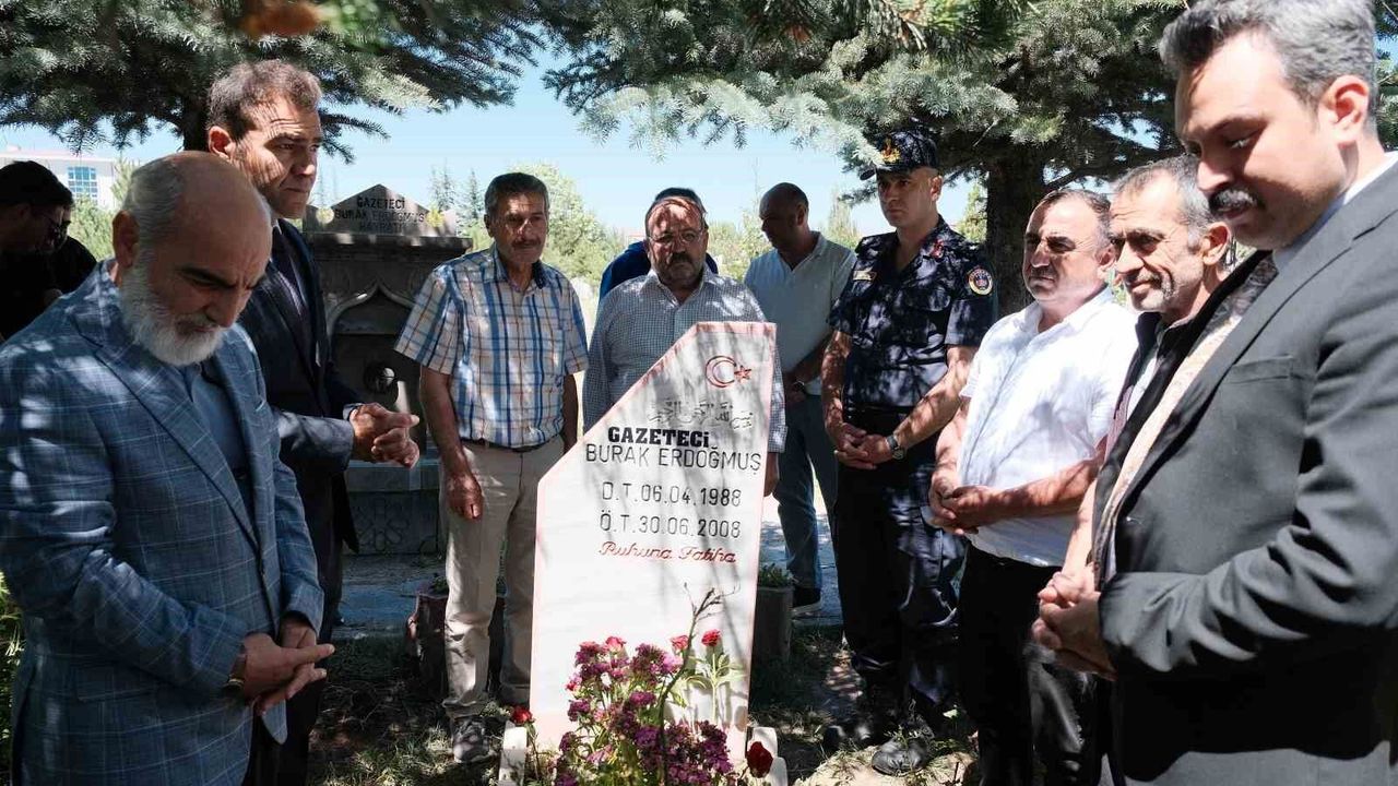 trafik-kazasinda-hayatini-kaybeden-genc-gazeteci-mezari-basinda-anildi