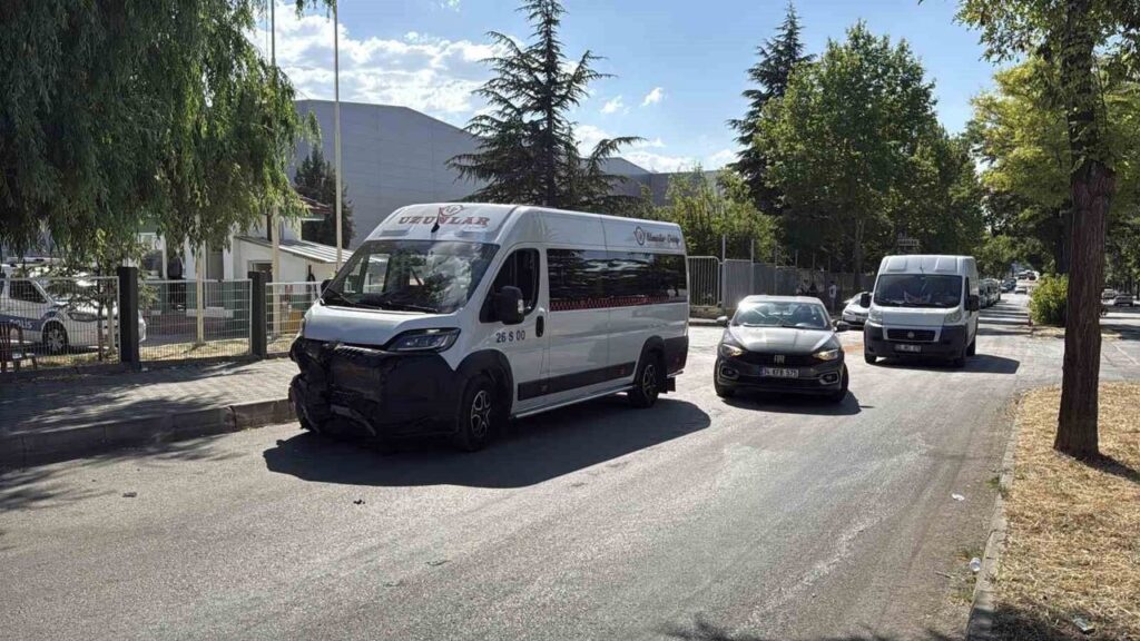 isci-servisi-ile-otomobil-carpisti:-11-yarali