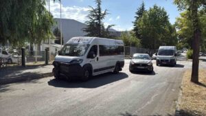 İşçi servisi ile otomobil çarpıştı: 11 yaralı