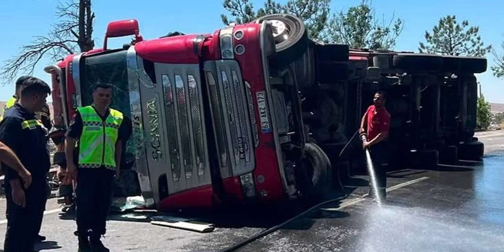 kirikkale’de-orman-emvali-yuklu-tir-devrildi:-33-yasindaki-surucu-yaralandi!