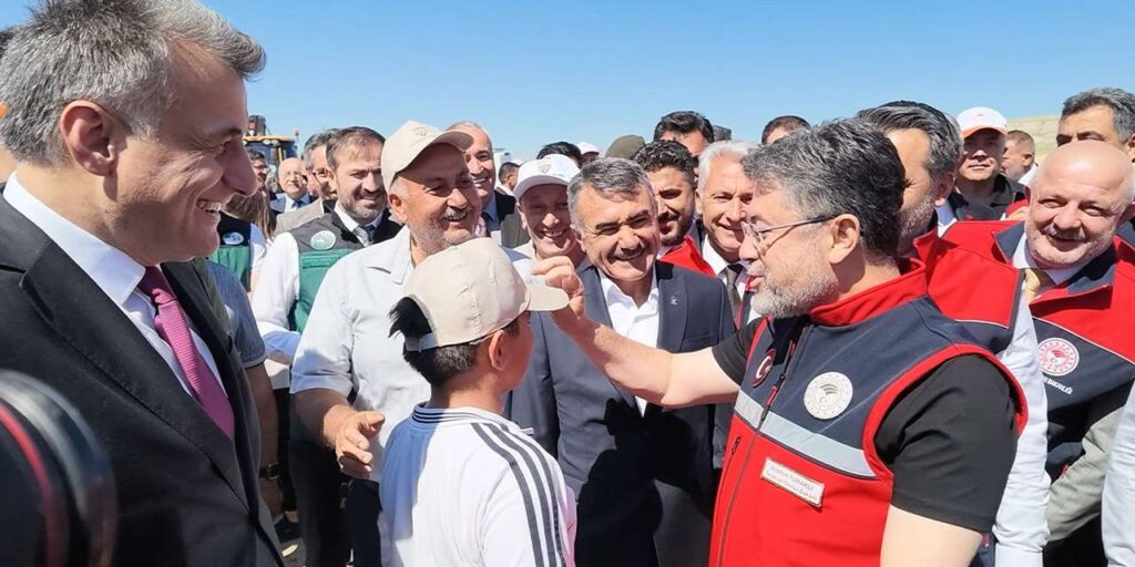 kirikkale’de-gulumseten-anlar:-bakan-yumakli-elini-opmek-isteyen-cocuga-ne-dedi?