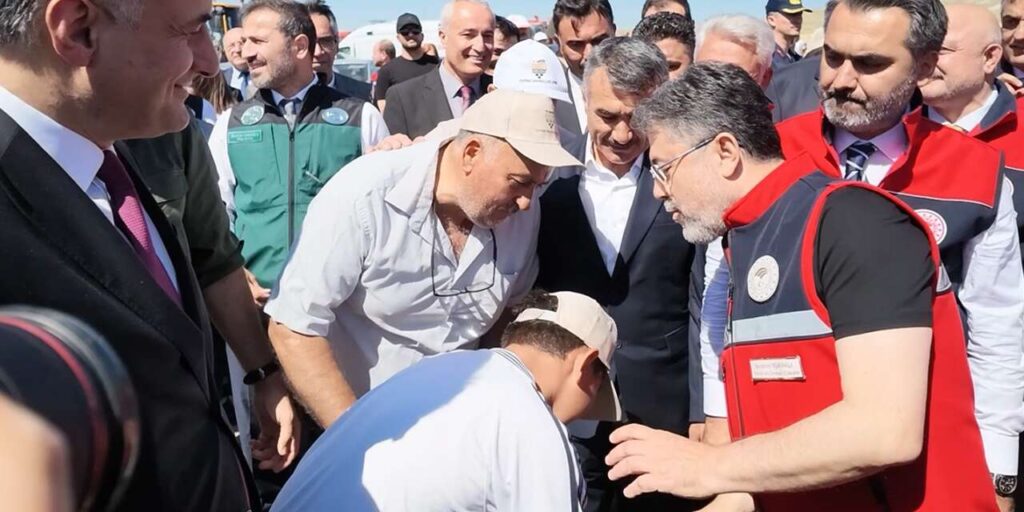 bakan-yumakli’dan-elini-opmek-isteyen-cocuga-esprili-cevap