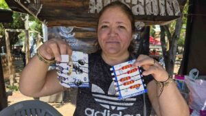Evde oturmak yerine boncuklara hayat veriyor