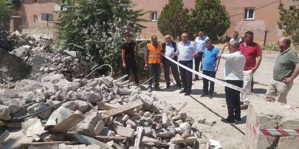 keskin’de-eski-bina-yikiliyor:-dev-saglik-yatirimi-icin-ilk-kazma-vuruldu!