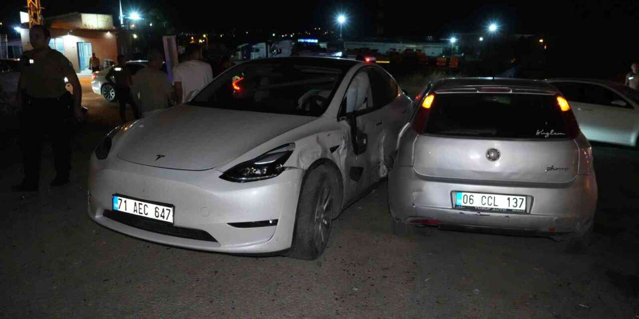 kaza-yapti,-olay-yerinden-kacti!-4-kisi-yaralandi