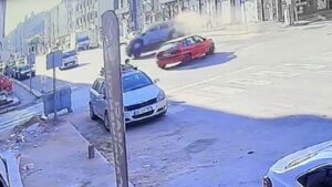 Ara sokaktan çıkan otomobilin çarptığı hafif ticari araç yan yattı