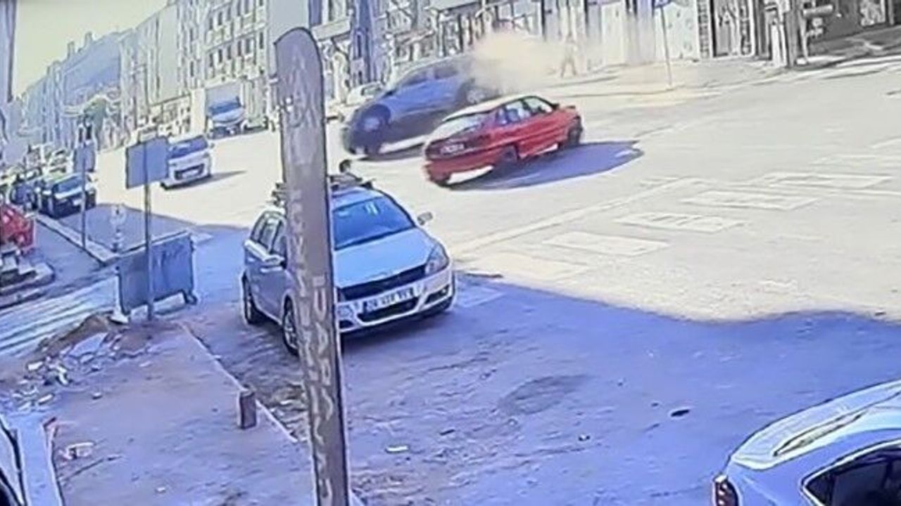 ara-sokaktan-cikan-otomobilin-carptigi-hafif-ticari-arac-yan-yatti