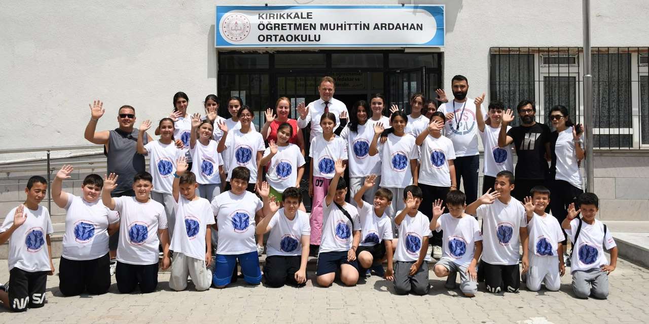 kirikkale’de-okullarda-spora-hucum:-muduru-sahada-goren-ogrenciler-sasirdi