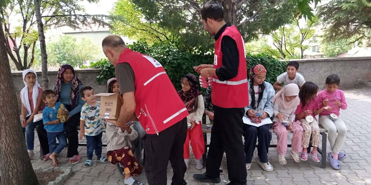 miniklere-surpriz!-kizilay’dan-cocuklarin-yuzunu-gulduren-ikram