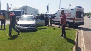 Otomobil ile kamyon çarpıştı: 3 yaralı