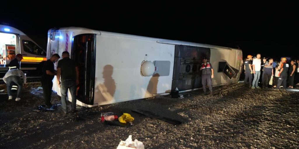 kirikkale-kimeski-yolunda-yolcu-otobusu-devrildi:-29-kisi-yaralandi
