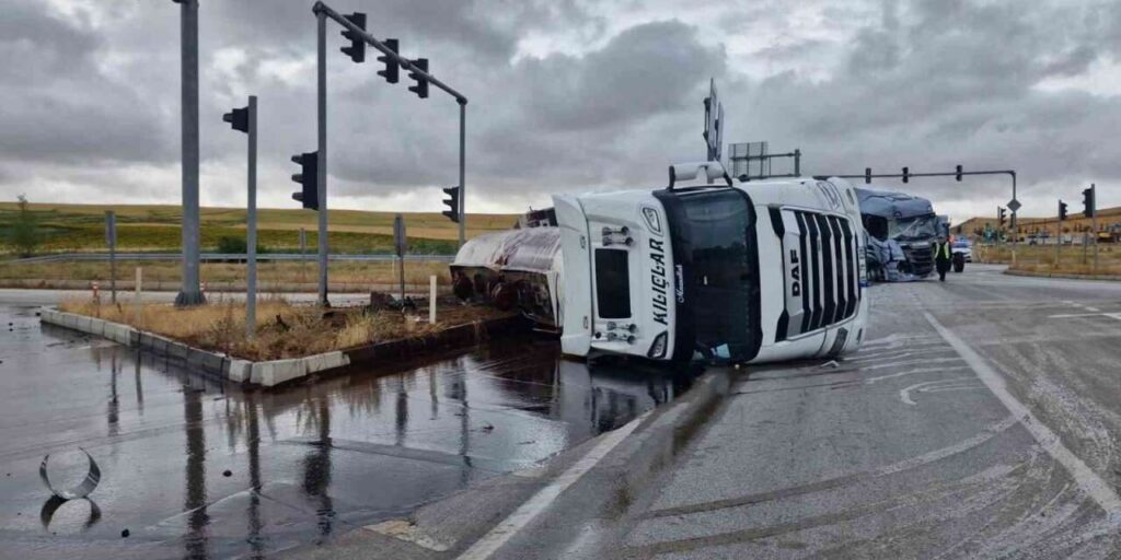 corum’da-tir-ile-tanker-carpisti:-2-yarali