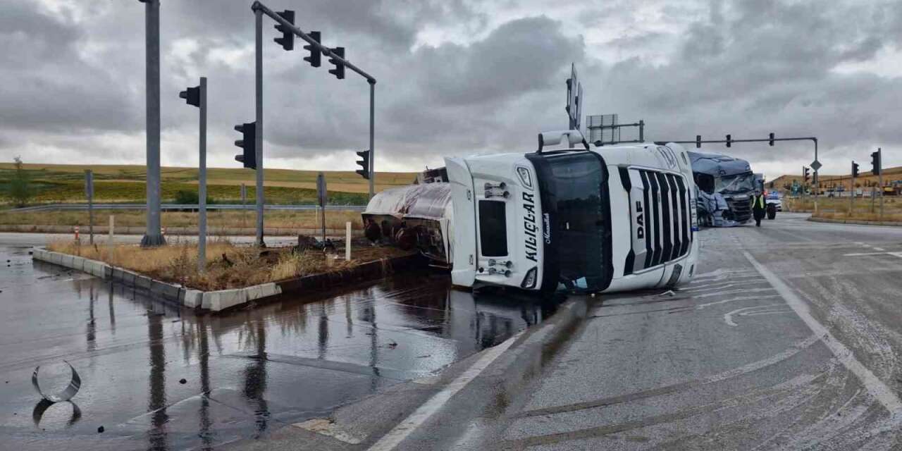 corum’da-tir-ile-tanker-carpisti:-2-yarali