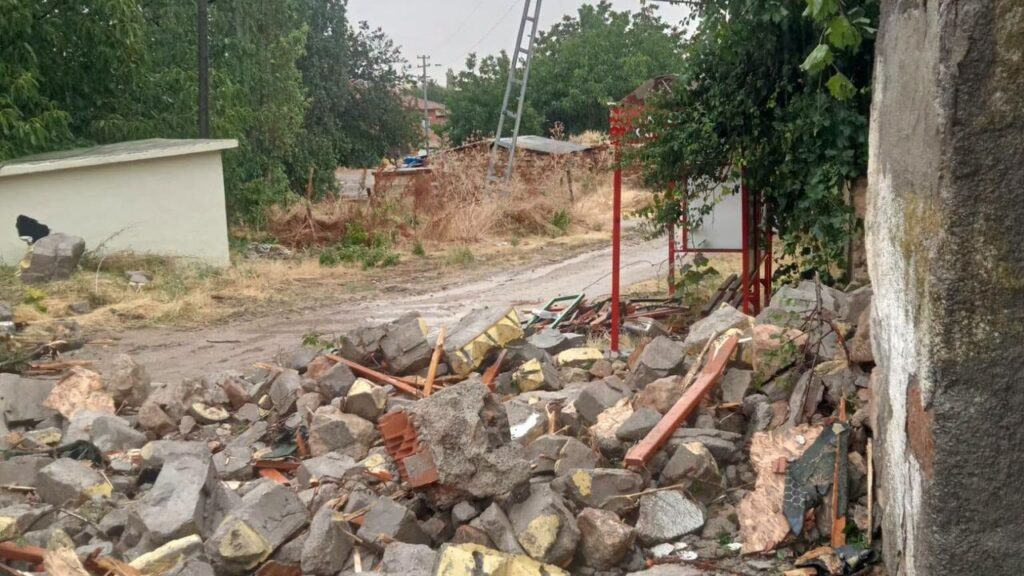 keskin’de-firtina-cami-ve-binalara-zarar-verdi