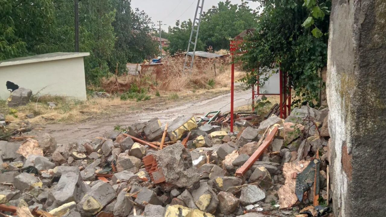 keskin’de-firtina-cami-ve-binalara-zarar-verdi