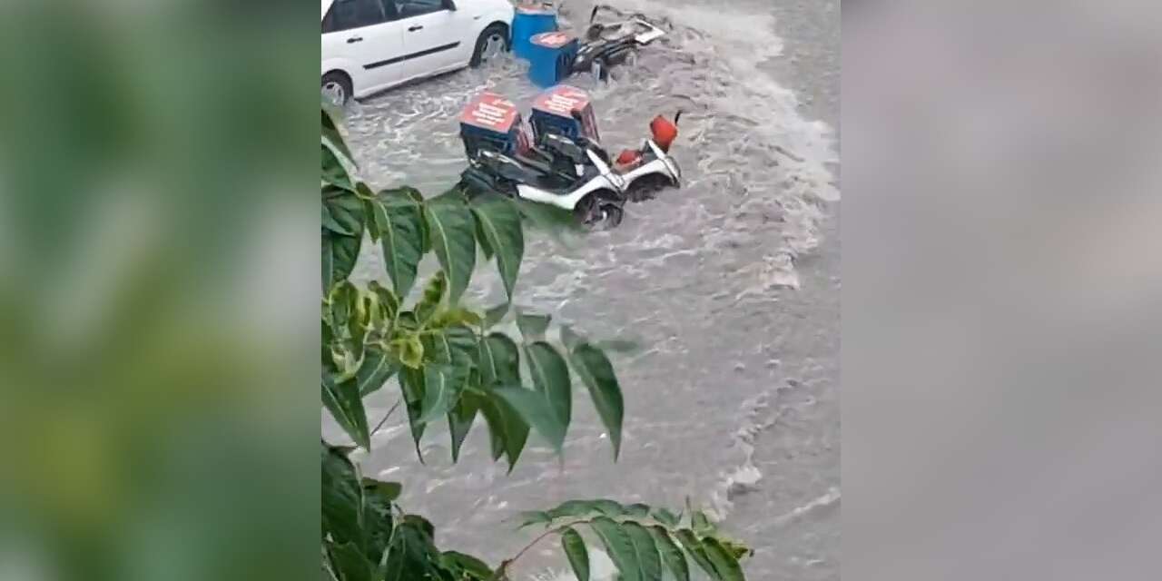 ankara’da-siddetli-saganak:-sel-sulari-motosikletleri-surukledi