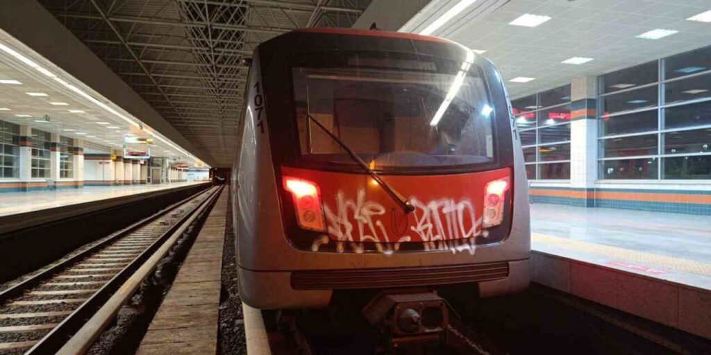 ankara’da-iki-sahis-metro-vagonlarina-grafiti-yapti:-o-anlar-guvenlik-kamerasina-yansidi