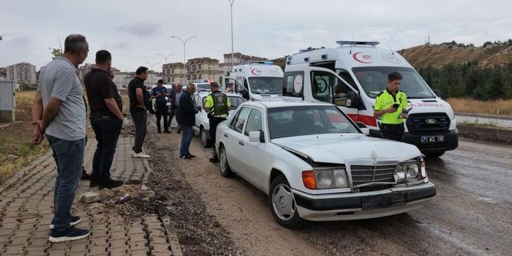 kirikkale’de-ayni-yonde-ilerleyen-iki-otomobil-carpisti:-yaralilar-hastaneye-kaldirildi