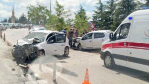 Kafa Kafaya Çarpışan Araçlar Hurdaya Döndü