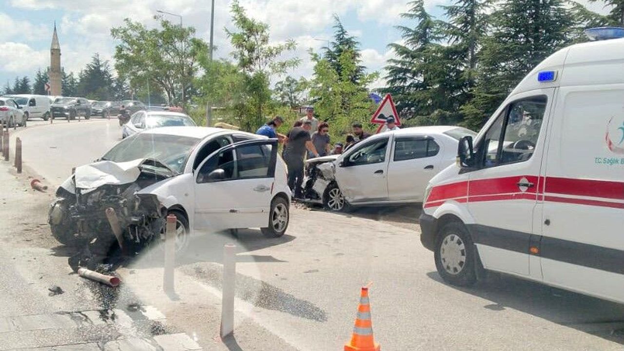 kafa-kafaya-carpisan-araclar-hurdaya-dondu