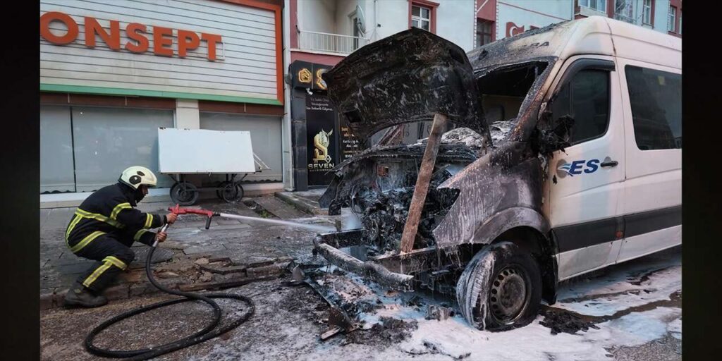 park-halindeki-minibuste-yangin-cikti