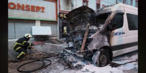 Park halindeki minibüste yangın çıktı
