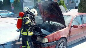 Park halindeki otomobilde çıkan yangını itfaiye söndürdü