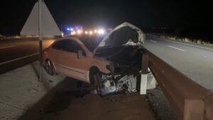 Aşırı süratle 2 aracı hurdaya çeviren sürücü, otostop çekip kaçtı