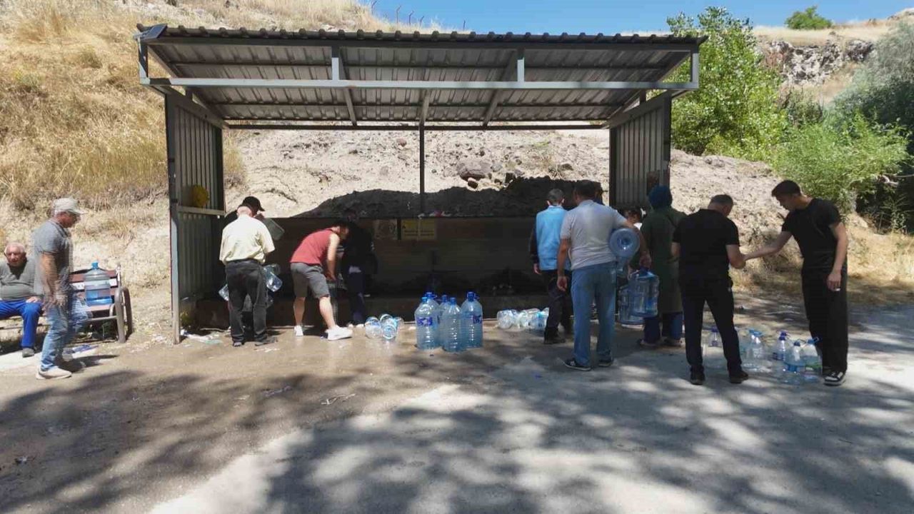 baskentte-3-gun-susuz-kaldilar,-cesmelere-akin-ettiler