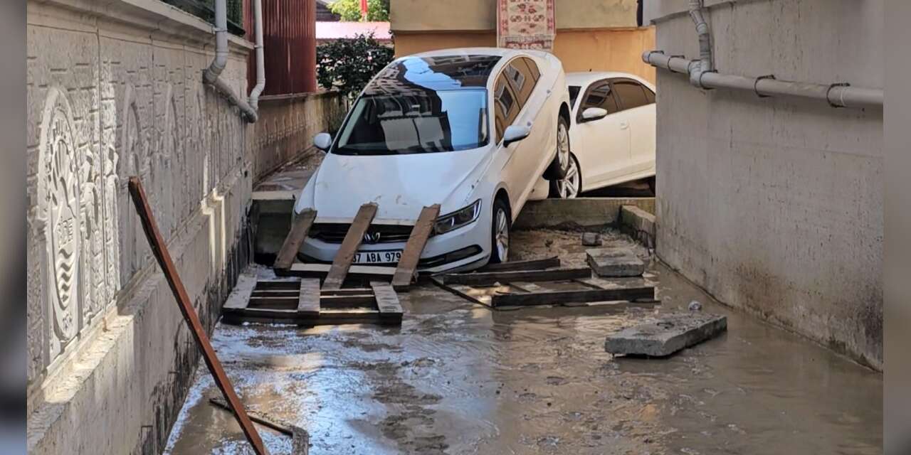 kastamonu’da-selin-vurdugu-ilcede-temizlik-calismalari-suruyor