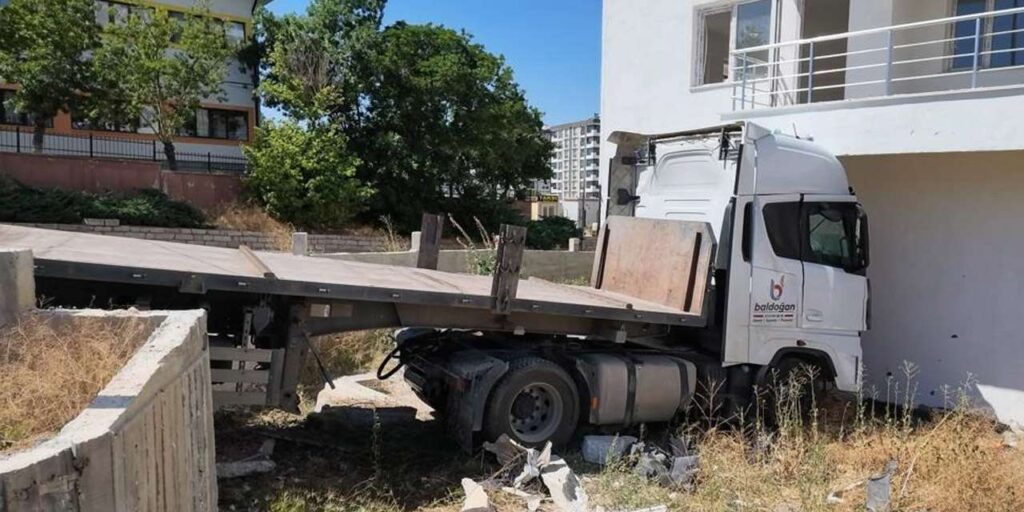 kirikkale’de-faciadan-donuldu:-freni-bosalan-tir-binaya-carpti