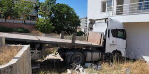 Kırıkkale’de faciadan dönüldü: Freni boşalan tır binaya çarptı