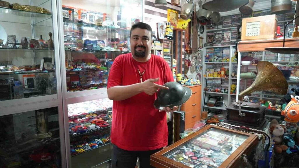 30-yildir-topladigi-koleksiyonu-icin-evinin-bir-odasini-muzeye-donusturdu