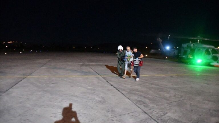Kalp krizi geçiren vatandaş Deniz Kuvvetleri Komutanlığı helikopteriyle hastanesine sevk edildi