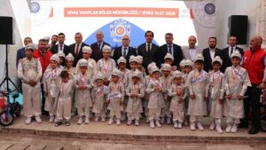 Çocuklar 5 asırlık vakıf geleneğiyle sünnet şöleninde buluştu