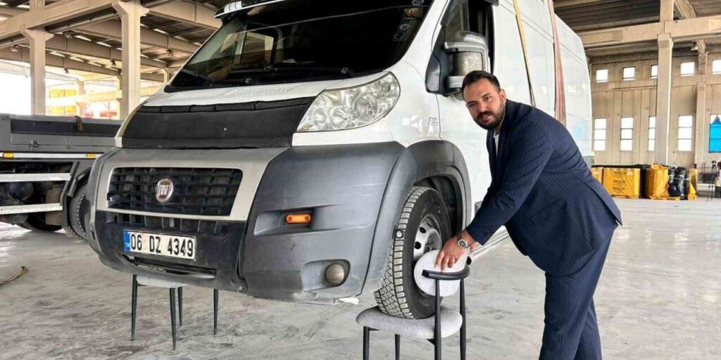 2,5-tonluk-minibusu-sandalyenin-uzerinde-tasidi