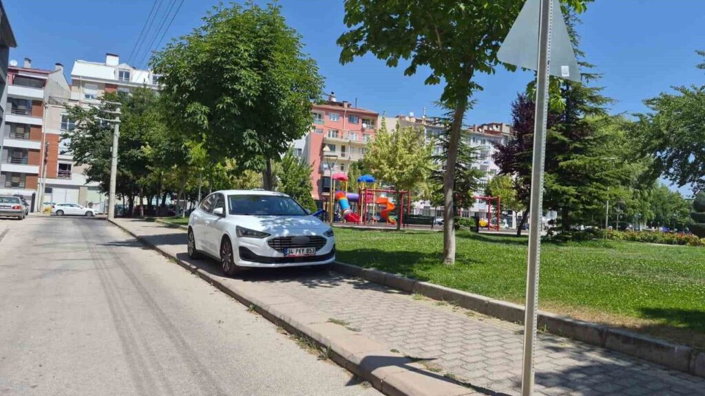 eskisehir’de-kaldirima-park-eden-surucu-yayalari-hice-saydi